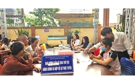 Những “giáo viên bình dân học vụ số” ở cơ sở: Đưa công nghệ đến từng nếp nhà