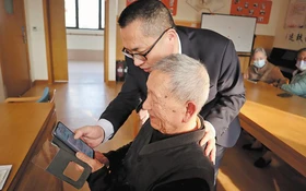 Người cao tuổi trước "rào cản số": Từ nỗi sợ mã QR đến cơ hội với AI