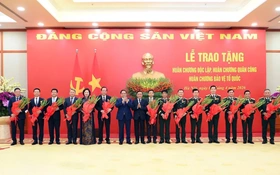 Bộ trưởng Nguyễn Mạnh Hùng nhận Huân chương Độc lập hạng Ba