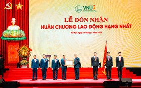 Tổng Bí thư, Chủ tịch nước Tô Lâm thay mặt lãnh đạo Đảng, Nhà nước trao tặng Huân chương Lao động hạng Nhất cho ĐHQGHN.