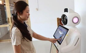 Robot AI lần đầu vận hành tại Trung tâm hành chính công xã Võ Nhai