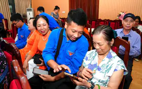 "Bình dân học vụ số": Khi các cụ ông, cụ bà "chạm" vào công nghệ