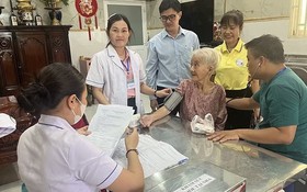 Đưa dịch vụ y tế đến tận nhà, tăng khả năng tiếp cận chăm sóc sức khỏe cho người yếu thế