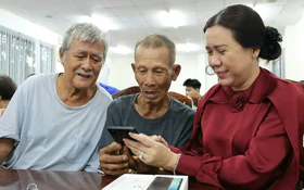 Hỗ trợ điện thoại thông minh, dịch vụ viễn thông cho hộ nghèo, hộ cận nghèo