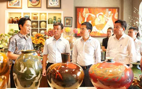 Bát Tràng hướng tới mô hình làng nghề số