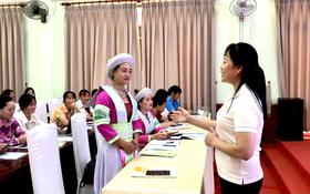 Giảng viên trao đổi, hướng dẫn hội viên cơ sở kỹ năng ứng dụng công nghệ số trong quảng bá và bán hàng.