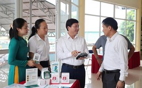 Các đại biểu tham quan gian hàng giới thiệu thanh toán không dùng tiền mặt của các ngân hàng trên địa bàn tỉnh Điện Biên
