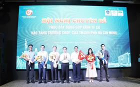 Nhóm nghiên cứu nhận hoa từ ban tổ chức