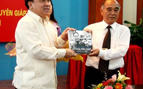 Bộ TT&TT trao tặng sách ảnh “Đại tướng Tổng Tư lệnh Võ Nguyên Giáp” cho Hội Cựu chiến binh Việt Nam