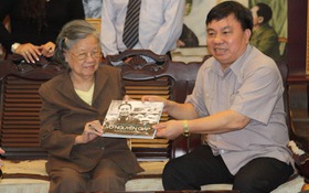 Bộ TT&TT trao tặng sách ảnh “Đại tướng Tổng Tư lệnh Võ Nguyên Giáp” cho Gia đình Đại tướng Võ Nguyên Giáp