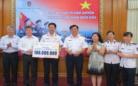 VietnamPost trao tặng cảnh sát biển, kiểm ngư 155 triệu đồng