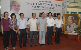 Bộ trưởng Bộ TT&TT Nguyễn Bắc Son thăm triển lãm ảnh “Đại tướng Tổng tư lệnh Võ Nguyên Giáp”