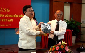 Bộ TT&TT trao tặng sách ảnh “Đại tướng Tổng Tư lệnh Võ Nguyên Giáp” cho Hội Cựu chiến binh Việt Nam