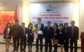 Phó Tổng Giám đốc Ericsson Việt Nam nhận Kỷ niệm chương vì sự nghiệp TT&TT