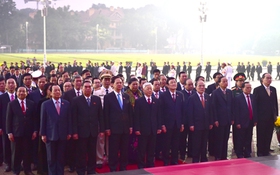 Đoàn đại biểu dự Đại hội lần thứ XII của Đảng viếng Chủ tịch Hồ Chí Minh