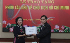 Bộ TT&TT trao tặng phim về Chủ tịch Hồ Chí Minh cho Bảo tàng Hồ Chí Minh