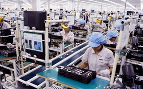Samsung, Nokia mở nhà máy tại VN: Khách “gặt” nhiều, chủ được ít