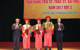 Thứ trưởng Nguyễn Minh Hồng trao bằng tiến sỹ, thạc sĩ tại PTIT