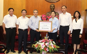 Bộ TT&TT trao tiền ủng hộ đồng bào bị thiên tai cho Ủy ban Trung ương MTTQ Việt Nam