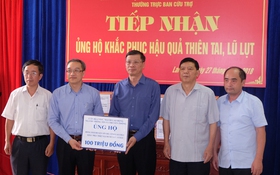 Ngành TT&TT trao tiền và hiện vật ủng hộ đồng bào huyện Sìn Hồ khắc phục hậu quả của mưa lũ, sạt lở đất