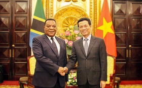 Quyền Bộ trưởng Nguyễn Mạnh Hùng tiếp Bộ trưởng Ngoại giao Tanzania