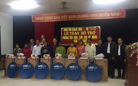 Tỉnh Quảng Bình tổ chức trao phương tiện nghe, xem cho hộ nghèo dân tộc Chứt từ Quỹ “Vì người nghèo” Trung ương năm 2019