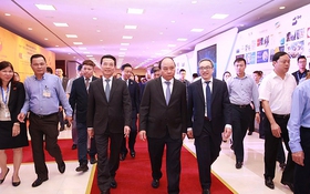 Thủ tướng Nguyễn Xuân Phúc thăm các gian hàng tại Diễn đàn quốc gia phát triển Doanh nghiệp công nghệ
