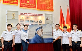 Họa sĩ Nguyễn Thu Thủy tặng tranh Bác Hồ tại Bộ Tư lệnh Hải quân