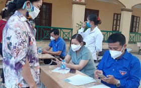 Tuổi trẻ Bắc Giang hướng dẫn người dân cài ứng dụng PC- Covid, phục vụ tại khu cách ly