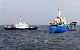 Vùng Cảnh sát biển 2 hỗ trợ ngư dân vươn khơi, bám biển