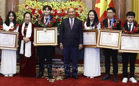 Chủ tịch nước trao Huân chương Lao động tặng học sinh đoạt giải Olympic và Khoa học kỹ thuật quốc tế