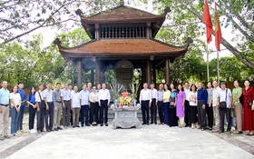 Bộ TT&TT dâng hương kính viếng Chủ tịch Hồ Chí Minh và các anh hùng liệt sĩ ngành Bưu điện tại ATK Định Hóa
