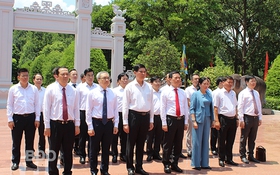 Bộ trưởng Bộ TT&TT Nguyễn Mạnh Hùng dâng hương tại Đền thờ Tây Sơn tam kiệt