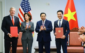 Bộ trưởng Bộ Thông tin và Truyền thông cùng Chủ tịch kiêm Tổng Giám đốc Hội đồng kinh doanh Mỹ - ASEAN trao thỏa thuận hợp tác công nghệ số