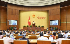 Bộ trưởng Nguyễn Mạnh Hùng trình bày Tờ trình về dự án Luật Giao dịch điện tử (sửa đổi) tại Quốc hội