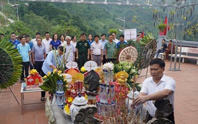 Đoàn đại biểu ngành TT&TT tỉnh Thái Bình dâng hương tưởng niệm các anh hùng Liệt sỹ tại tỉnh Hà Giang