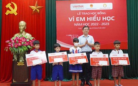 Trao 420 suất học bổng "Vì em hiếu học" cho học sinh vùng dân tộc thiểu số, miền núi và có hoàn cảnh khó khăn ở Thừa Thiên - Huế