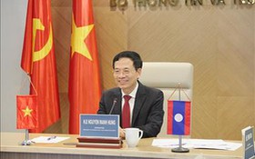 Bộ trưởng Nguyễn Mạnh Hùng điện đàm và kí kết hợp tác với Bộ Công nghệ và Truyền thông Lào