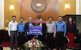 Bộ TT&TT trao tiền ủng hộ Tháng hành động Vì người nghèo cho Ủy ban Trung ương MTTQ Việt Nam