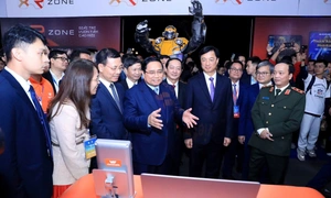 Thủ tướng trải nghiệm công nghệ tại Techfest Việt Nam 2025