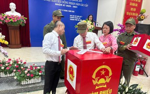 Cử tri kiểm tra và niêm phong hòm phiếu tại điểm bỏ phiếu phường Hoàng Liệt, thành phố Hà Nội