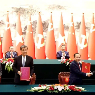 Top Vietnamese, Chinese leaders witness signing of numerous cooperation documents