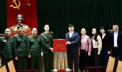 Đoàn công tác Bộ Khoa học và Công nghệ dâng hương tưởng niệm Chủ tịch Hồ Chí Minh tại Khu di tích K9