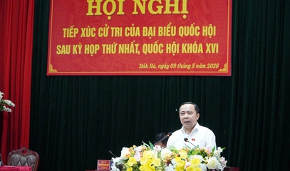 Đoàn ĐBQH tỉnh Quảng Ngãi tiếp xúc cử tri, tặng quà các gia đình chính sách