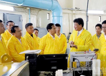 Deputy PM Bui Thanh Son works with Nuclear Research Institute