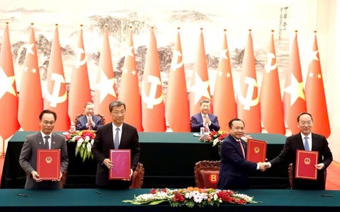 Top Vietnamese, Chinese leaders witness signing of numerous cooperation documents