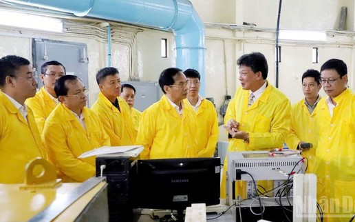 Deputy PM Bui Thanh Son works with Nuclear Research Institute