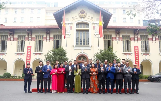 Bộ trưởng Nguyễn Mạnh Hùng, Thứ trưởng Hoàng Minh, đại diện lãnh đạo các đơn vị trực thuộc Bộ chụp ảnh lưu niệm với toàn thể cán bộ, công chức Vụ ĐTC.