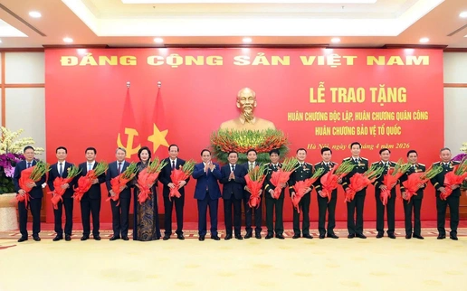 Bộ trưởng Nguyễn Mạnh Hùng nhận Huân chương Độc lập hạng Ba