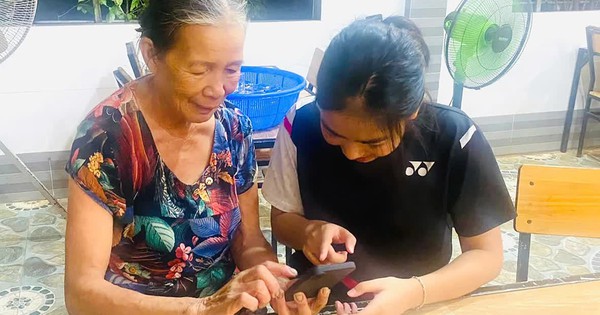 Người cao tuổi nỗ lực bắt nhịp chuyển đổi số